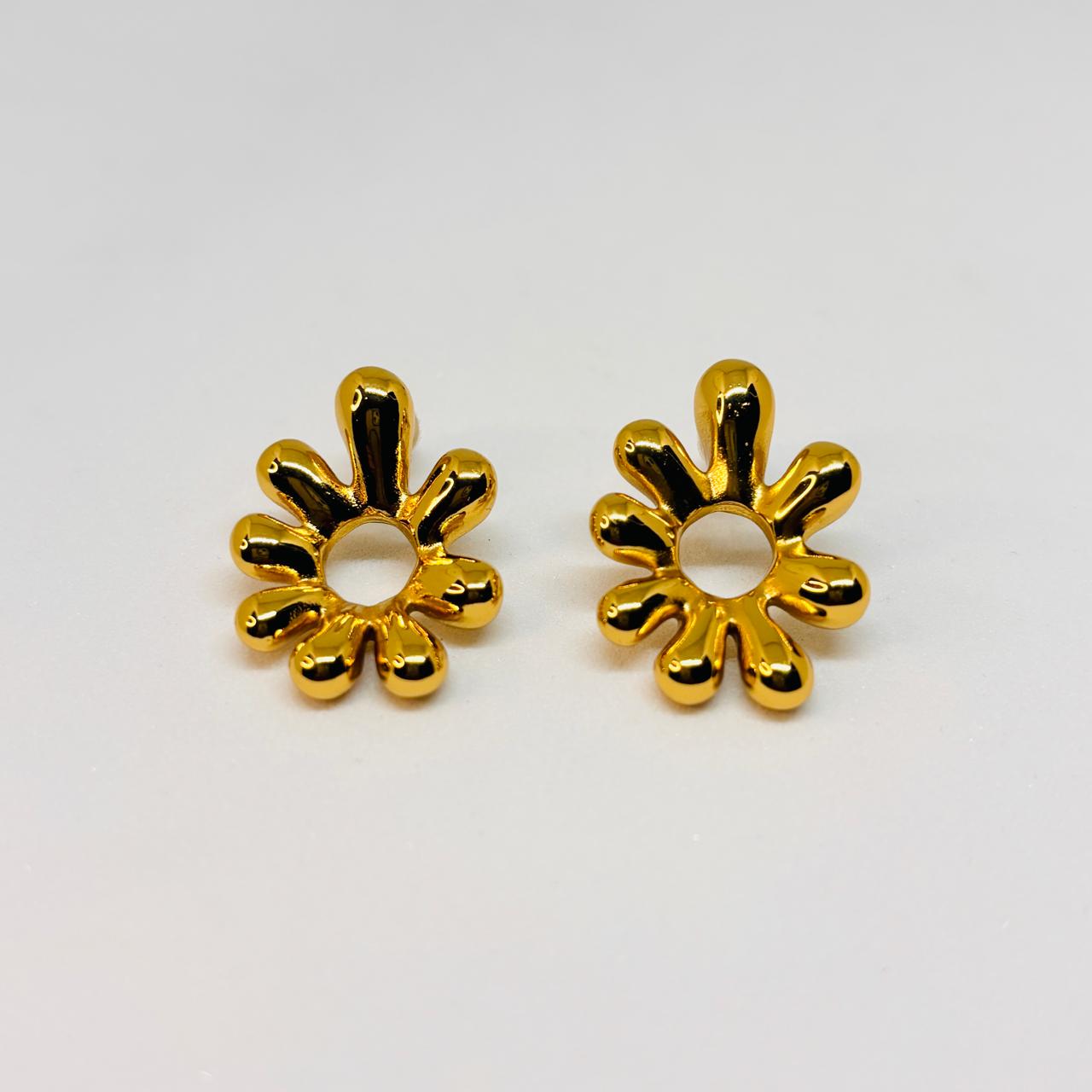 IRAZ 18k Gold Plated Anti-Tarnish Flower Shaped Earrings